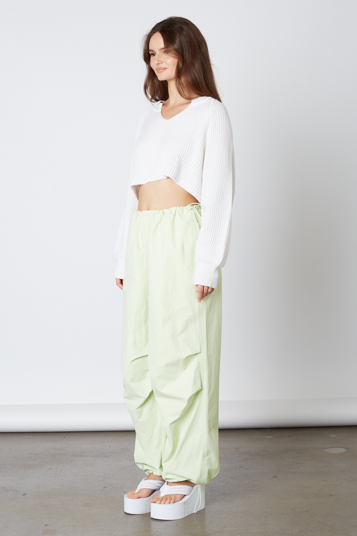 Mid-Rise Parachute Pant in Honeydew Side